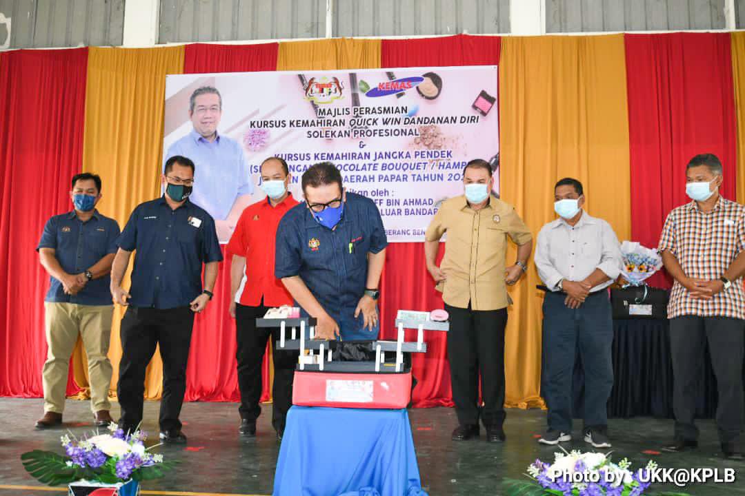 drabdlatiff's tweet image. Dalam lawatan kerja ke #Sabah kali ini, saya sempat merasmikan Kursus Kemahiran Quick Win Dandanan Diri Solekan Profesional &amp;amp; Kursus Kemahiran Jangka Pendek (Seni tangan) Jabatan #KEMAS #Papar 2021.

Saya berharap inisiatif sebegini dimanfaatkan sepenuhnya oleh masyarakat.