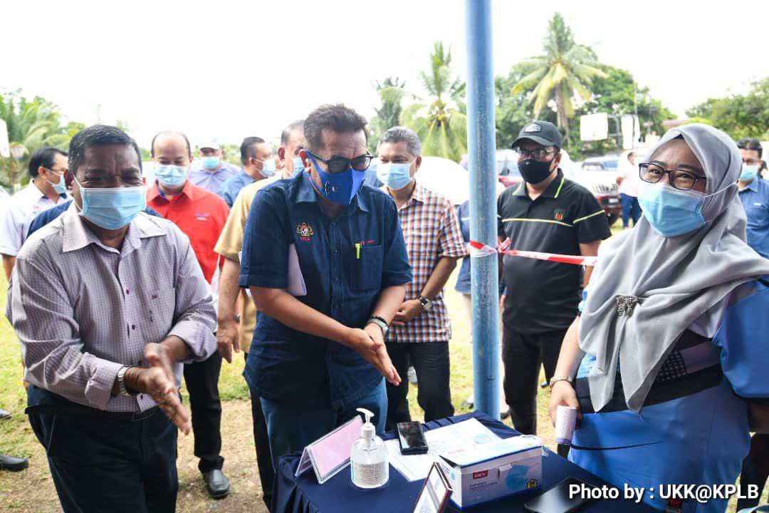 drabdlatiff's tweet image. Dalam lawatan kerja ke #Sabah kali ini, saya sempat merasmikan Kursus Kemahiran Quick Win Dandanan Diri Solekan Profesional &amp;amp; Kursus Kemahiran Jangka Pendek (Seni tangan) Jabatan #KEMAS #Papar 2021.

Saya berharap inisiatif sebegini dimanfaatkan sepenuhnya oleh masyarakat.