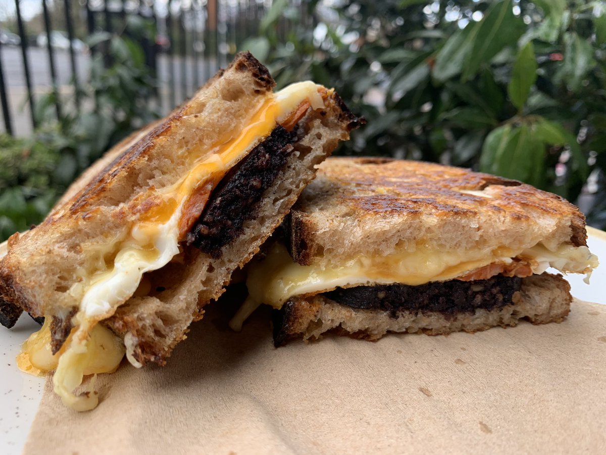 Black pudding, chorizo, fried egg and hollandaise sauce 🤤 what more could you want on a Saturday #supportsmallbusiness #supportlocal #supportindependent #urbanangel #brunch #breakfast