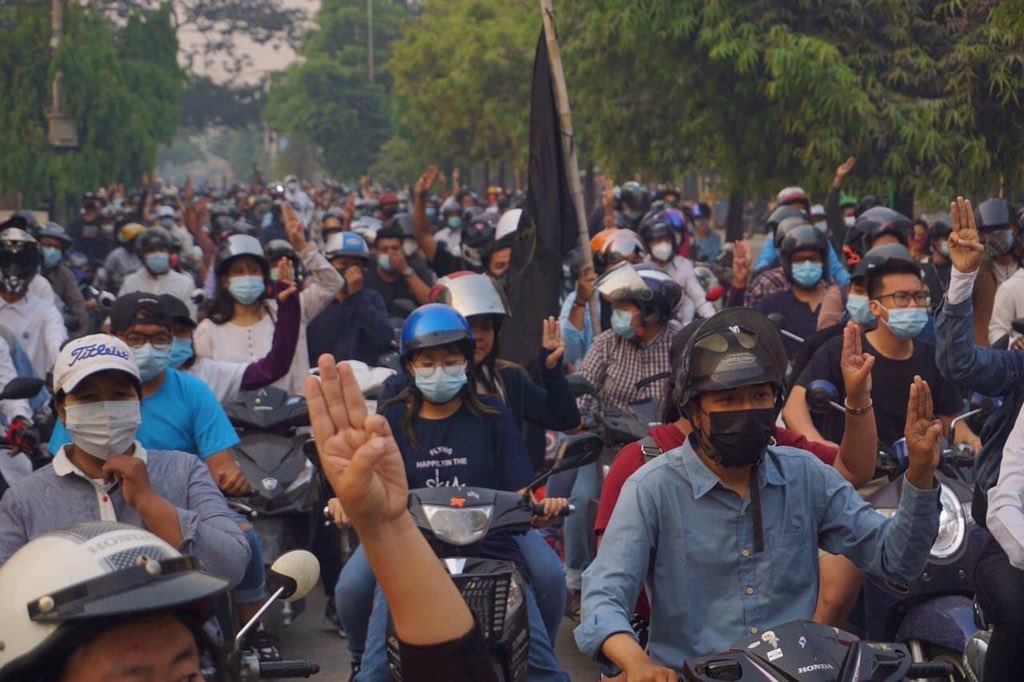 Neew_Wie's tweet photo. Mandalay Medical Family, anti-dictatorship strike in Mandalay, marching with motorbikes all around the city. 
ANTIFASCIST REVOLUTION
#AntiFascistRevolution2021
#Mar27Coup
#WhatsHappeningInMyanmar https://t.co/gAg451TrTo