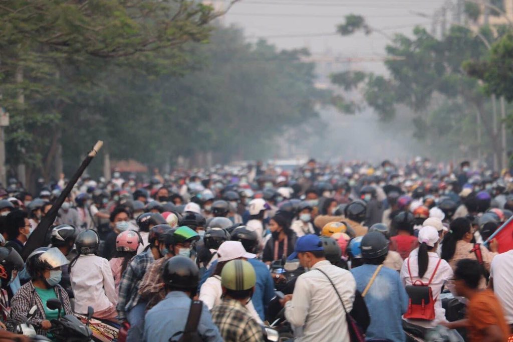 Neew_Wie's tweet photo. Mandalay Medical Family, anti-dictatorship strike in Mandalay, marching with motorbikes all around the city. 
ANTIFASCIST REVOLUTION
#AntiFascistRevolution2021
#Mar27Coup
#WhatsHappeningInMyanmar https://t.co/gAg451TrTo