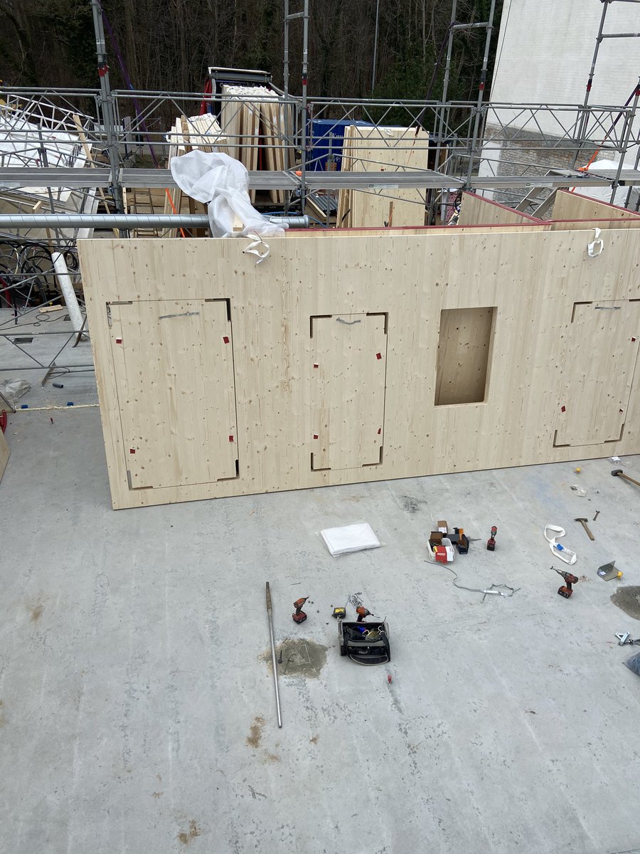 KLIMAHOTEL. Green Solution House, Rønne. Montage påbegyndt i denne uge. CLT massivtræselementer. En fornøjelse. præcisionen i materialet giver optimale byggeprocesser. #Klima <a href="/traedk/">Træ.dk - Danmarks træportal</a> @DanskByggeri <a href="/3XN_GXN/">3XN/GXN</a> <a href="/AB_Clausen_AS/">Konstruktioner</a>