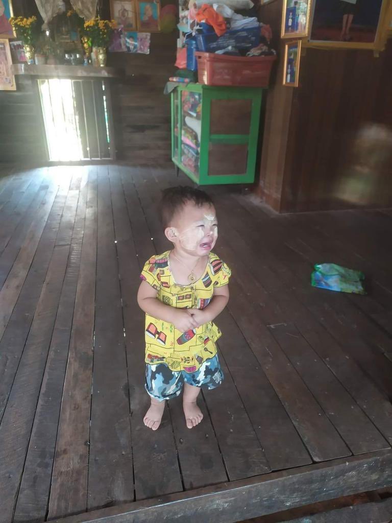 ida_kyp's tweet photo. This little baby is now fatherless 💔

Her father was fallen during revolution !!! Rest in Power our Hero 🙏

#WhatsHappeningInMyanmar 
#Mar27Coup https://t.co/f28pL00BLB