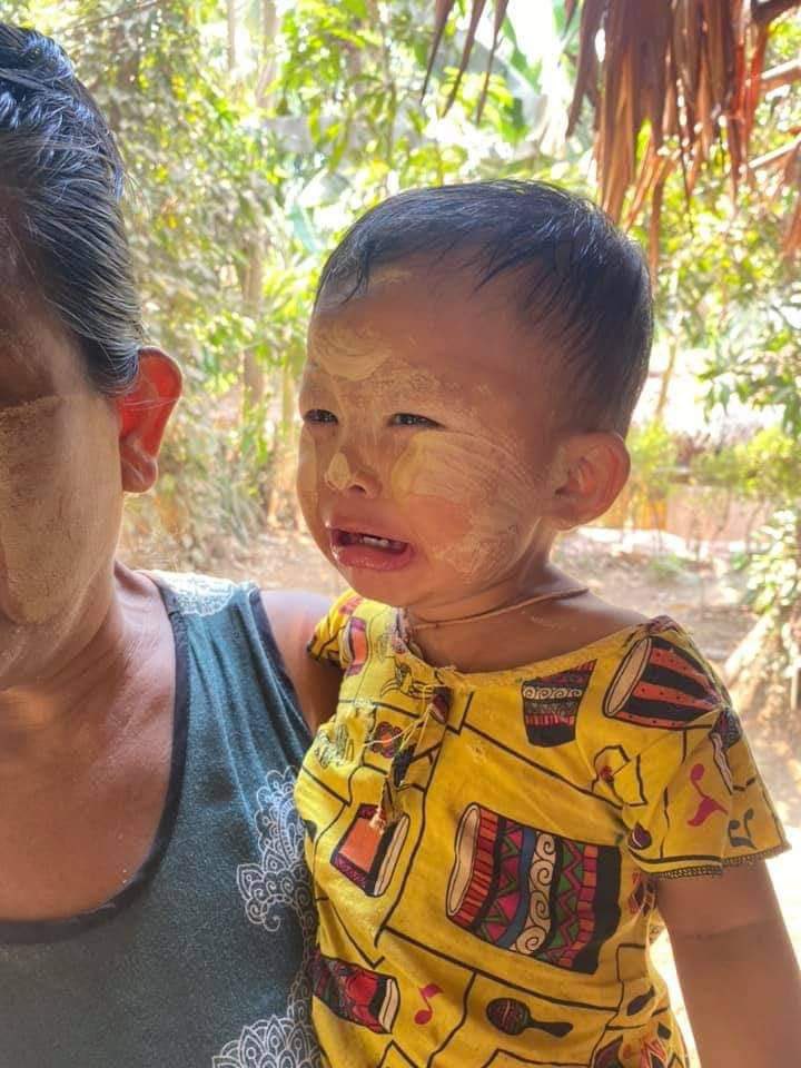 ida_kyp's tweet photo. This little baby is now fatherless 💔

Her father was fallen during revolution !!! Rest in Power our Hero 🙏

#WhatsHappeningInMyanmar 
#Mar27Coup https://t.co/f28pL00BLB