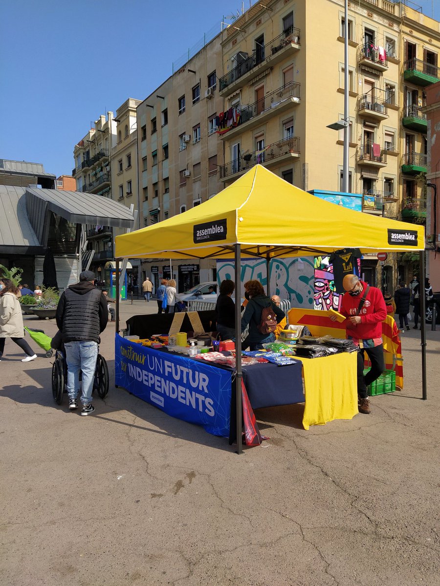 Barceloneta_Anc's tweet photo. Ja hi som a #LaRepla, a la #Barceloneta.
Vine a fer petar la xerrada, a renovar el teu marxandatge, samarretes, estelades ...
Volem un govern fort i unit,que treballi per la independència des de ja!
#Somel52 https://t.co/0WMGeLBfvu