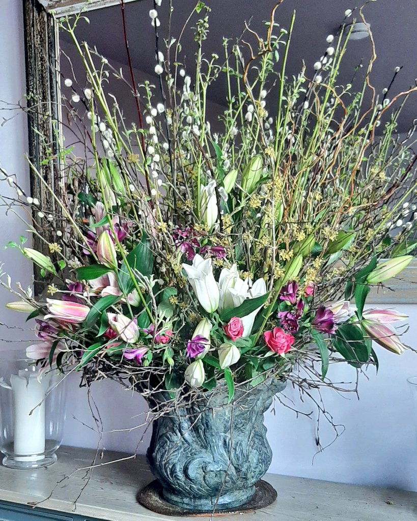 jpmoseley's tweet photo. Happy weekend everyone! A load of Lilies with a tangle of twigs arranged foam free in one of my favourite flower containers!

#flowersfortheweekend #weekend #flowers #twigs #nofloralfoam #foamfreeflowers #floristry #flowerarrangement #flowerarrnging #flowertalk #jonathanmoseley https://t.co/PQbogoVWsF