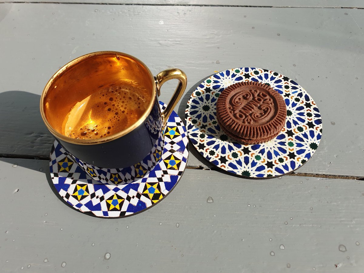 EveliinaSaari's tweet image. Täytyy sanoa, että kyllä kupin kauneudella on merkitystä kahvin makuun. Espresso maistuu erityisen  hienolta vanhasta kultaisesta mokkakupista nautittuna #pienetilot