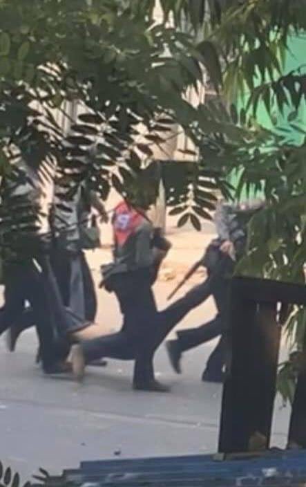 Neew_Wie's tweet photo. Today in Mandalay, a man got headshot by a bullet which penetrated through his helmet. His body was taken away by Junta’s terrorists.
ANTIFASCIST REVOLUTION
#AntiFascistRevolution2021
#Mar27Coup
#WhatsHappeningInMyanmar https://t.co/012OFdFjhj