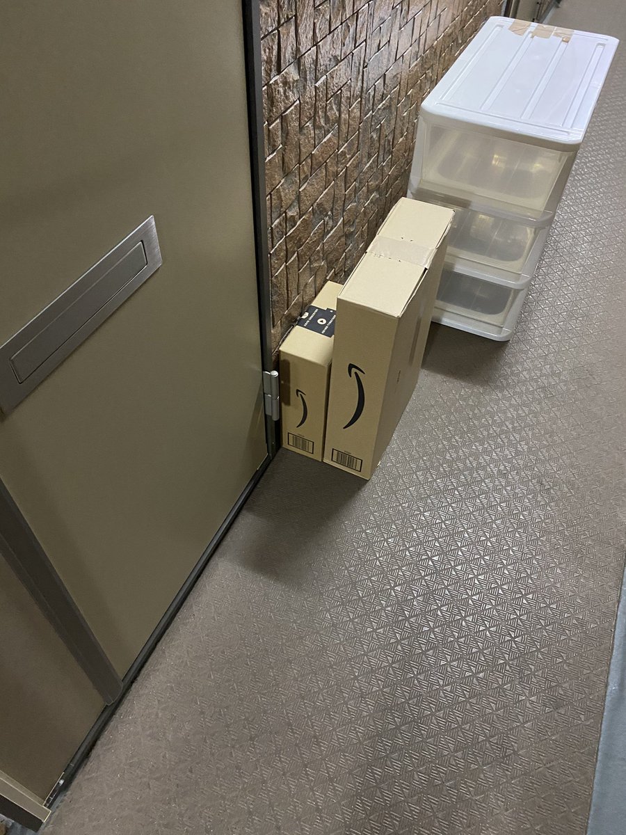 naoking_05's tweet photo. 帰ってきたら置いてあったんだけど…

それはなくね、Amazonさん https://t.co/WY4fhHjzON