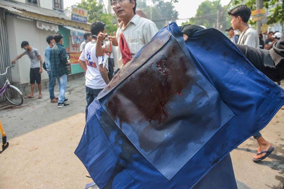 Neew_Wie's tweet photo. Mandalay, AungMyayTharSan strike was cracked down violently with live ammunitions by military junta forces. Many were injured reportedly.
ANTIFASCIST REVOLUTION
#AntiFascistRevolution2021
#Mar27Coup
#WhatsHappeningInMyanmar https://t.co/q352nvMb8X