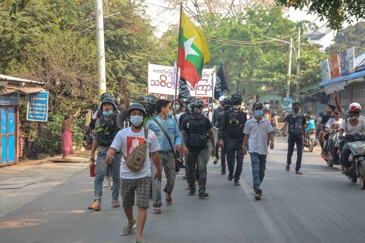Neew_Wie's tweet photo. Mandalay, AungMyayTharSan strike was cracked down violently with live ammunitions by military junta forces. Many were injured reportedly.
ANTIFASCIST REVOLUTION
#AntiFascistRevolution2021
#Mar27Coup
#WhatsHappeningInMyanmar https://t.co/q352nvMb8X