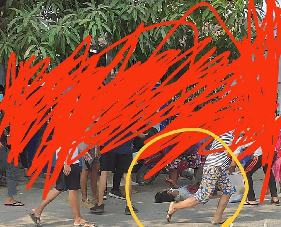 Mawlamyine, Mon State:

A protester injured as Terrorists (#Myanmar security forces) use live ammunition to disperse the protesters. 

#WhatsHappeningInMyanmar #AntiFascistRevolution2021 #Mar27Coup #MilkTeaAlliance