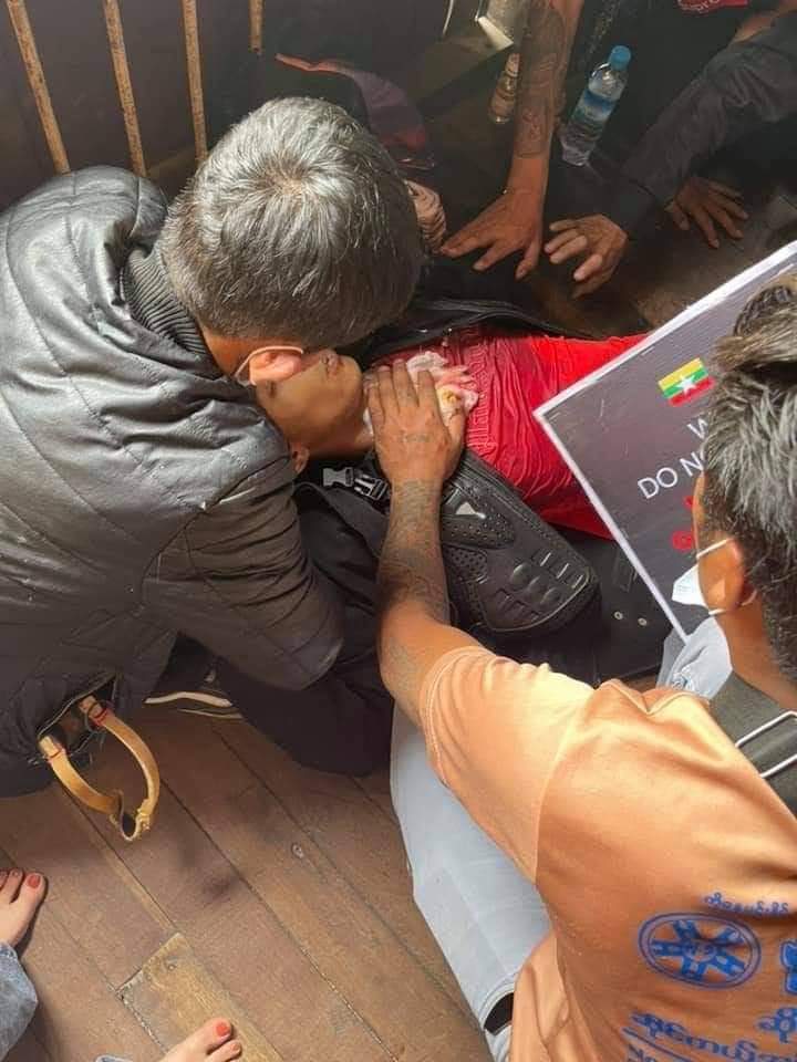 WntWnt1's tweet photo. State sponsored terrorists opened gunfires at unarmed citizens in Kawthoung. One was shot to death and four were severely injured. Navy forces are also seen backing up the military.
ANTIFASCIST REVOLUTION
#AntiFascistRevolution2021
#Mar27Coup
#WhatsHappeningInMyanmar https://t.co/pftElT1TNj