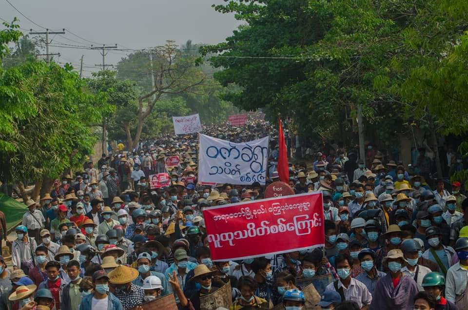 IrrawaddyNews's tweet photo. Hundreds of thousands of people took to the streets of Sagaing Region’s Ayadaw Township on Mar. 27, declaring it ‘People’s Revolution Day.’ They joined their rural peers outside the town and held a sit-in in the urban center before dispersing. (Photo: CJ) #WhatsHappeningInMyanmar https://t.co/k3jXYQ4FH1