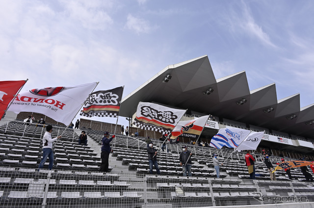 responsejp's tweet photo. 【SUPER GT】富士公式テスト…メーカー＆チームの垣根を超えて応援団の声を届ける
https://t.co/8AF4zJG7xA

#モータースポーツ #SUPERGT https://t.co/jWgmcYxBH9