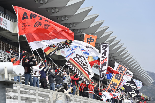 responsejp's tweet photo. 【SUPER GT】富士公式テスト…メーカー＆チームの垣根を超えて応援団の声を届ける
https://t.co/8AF4zJG7xA

#モータースポーツ #SUPERGT https://t.co/jWgmcYxBH9
