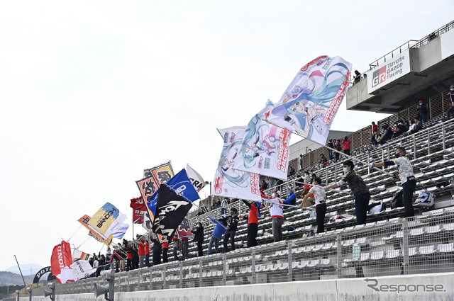 responsejp's tweet photo. 【SUPER GT】富士公式テスト…メーカー＆チームの垣根を超えて応援団の声を届ける
https://t.co/8AF4zJG7xA

#モータースポーツ #SUPERGT https://t.co/jWgmcYxBH9