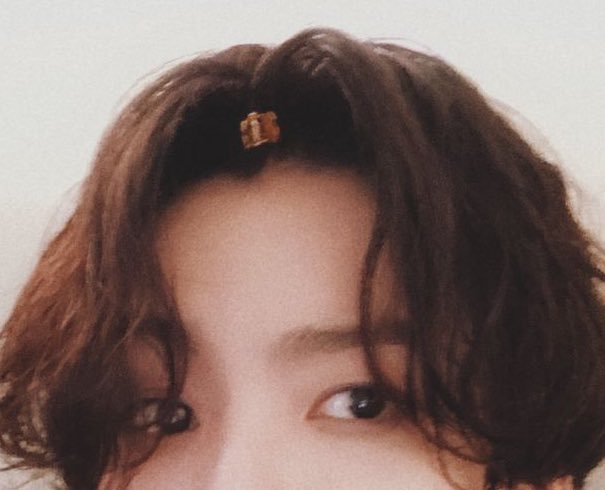 jinkookfolder's tweet photo. jungkook having matching hair clips with his hair is the most cutest thing ever 😭 https://t.co/cOoHnyUR3h