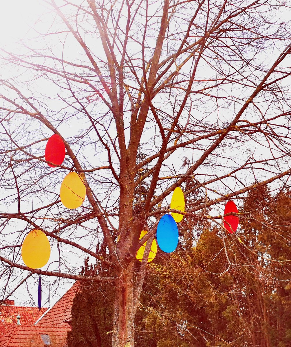 KatjaRbkeOhlmey's tweet photo. Hallo Ihr Lieben 🧡
Unterwegs eine tolle Osterdeko gefunden 😀🎨
Habt ein schönes Wochenende und denkt an möglichst viel Schönes! 👍🍀🌸☀️😘
#liebergruss #unterwegs #rethem #positivdenken #ploppppp.de https://t.co/8LCAHqqGWy