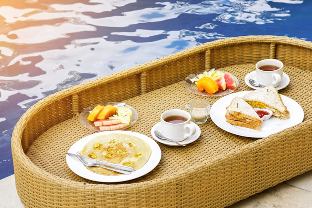 Yesur10's tweet photo. Desayuno: en la piscina. Almuerzo: en la piscina. Copa: en la piscina. Cena: en la piscina. Nosotros te hacemos la piscina. Acabar arrugado como un garbanzo ya es cosa tuya ☺️ #primavera #calidad #vida #casa https://t.co/Av2g8vDlkf