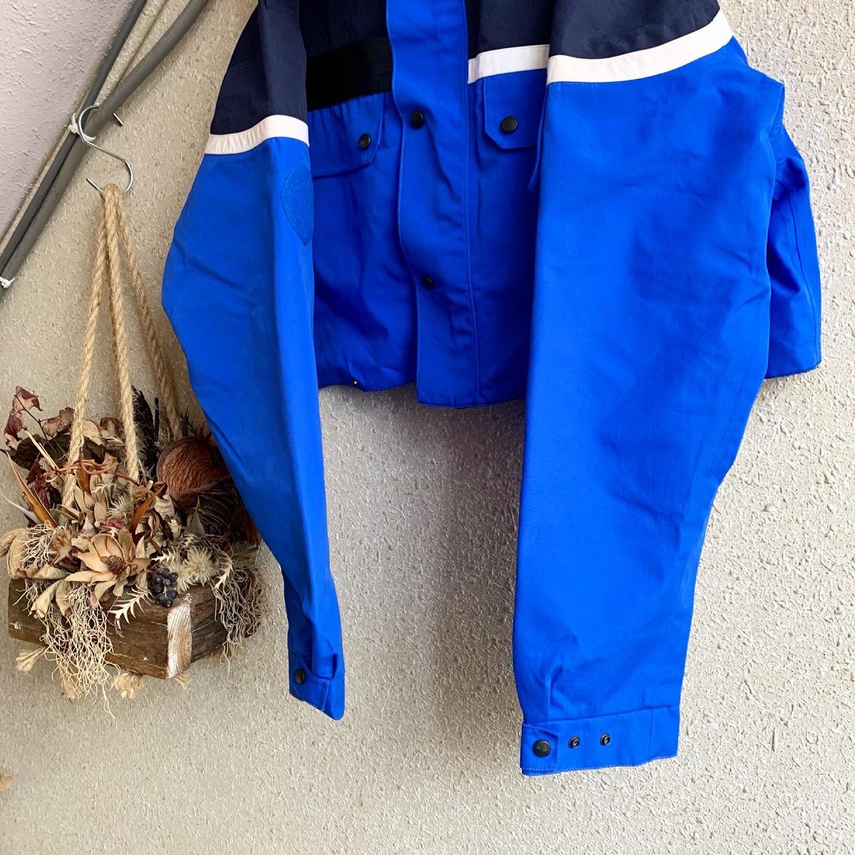 Epic_used's tweet image. #frenchworkjacket 
#securitycompany
#フランスの警備会社のジャケットを短丈にリメイク
#ボテっとしたカバーオール型が一気にスタイリッシュに
#2着仕入れましたがオーナーが1着私物に
#面白いスタイリングができるアイテムです

3月27日(土)
Epic. OPEN🚪
☀️14:00-20:00🌖