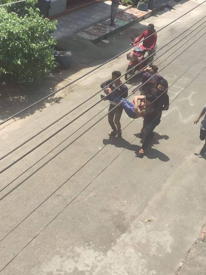 JamesSiaSian2's tweet photo. State-sponsored terrorists opened gunfires at unarmed citizens in Kawthoung. One was shot to death and four were severely injured. Navy forces are also seen backing up the military.
ANTIFASCIST REVOLUTION
#AntiFascistRevolution2021
#Mar27Coup
#WhatsHappeningInMyanmar https://t.co/r7ALvjp7qe