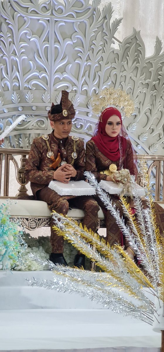 RoslanMdTaha's tweet photo. Selesai sudah majlis resepsi perkahwinan anak sedara. Adat Melaka &amp; Nismilan bapa/emak sedara memainkan peranan dalam majlis kenduri-kendara.

T kasih kpd para tetamu yg hadir. Kpd Hj Mohd Zabidi &amp; Pn Hayati Jalal, Selamat menerima menantu pertama. Moga keluarga bertambah meriah. https://t.co/ObmO7ncsph
