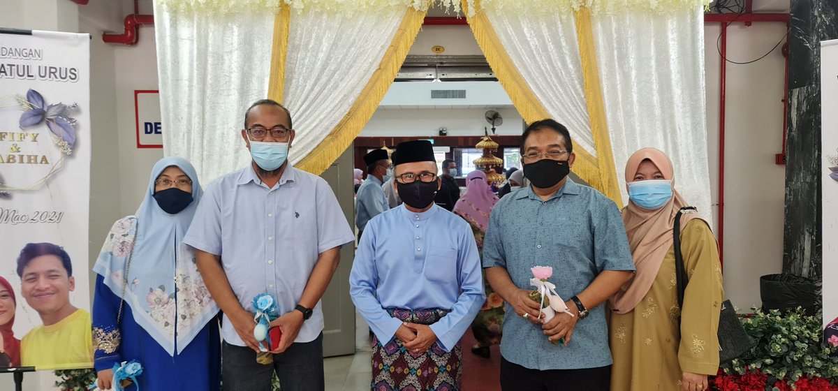 RoslanMdTaha's tweet photo. Selesai sudah majlis resepsi perkahwinan anak sedara. Adat Melaka &amp; Nismilan bapa/emak sedara memainkan peranan dalam majlis kenduri-kendara.

T kasih kpd para tetamu yg hadir. Kpd Hj Mohd Zabidi &amp; Pn Hayati Jalal, Selamat menerima menantu pertama. Moga keluarga bertambah meriah. https://t.co/ObmO7ncsph