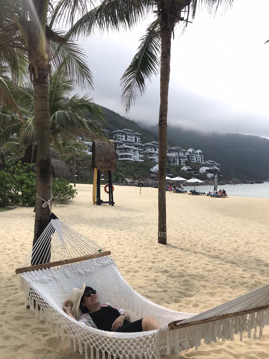 in_danang's tweet photo. 久々に投稿します。この間あの有名なリゾートに1日体験コースで見学した。6つ星でいつも泊まるお客しか入れないが、コロナの影響で集客が困難で、現地人向けの1日コースを販売した。900000VNDだったが、今もう1399000VNDに値上げした。
さて、ここはどこでしょう。
#mmindanang #ダナン観光 https://t.co/GhhAwEjzrv