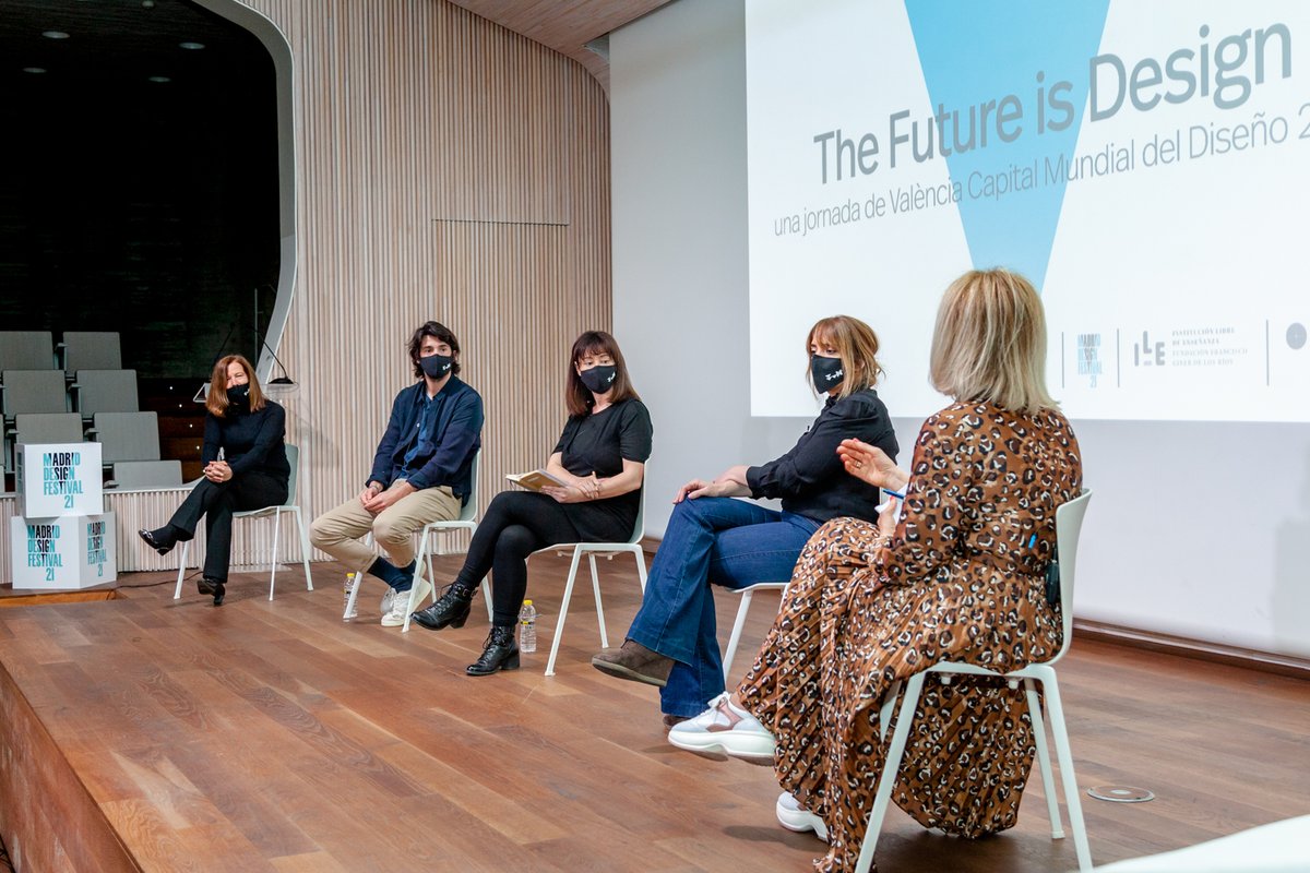 MadridDesignF's tweet photo. Un futuro mejor pasa por un #diseño ético, sostenible, centrado en las demandas de la sociedad y preparado para asumir los retos de nuestro tiempo.

La mesa redonda #TheFutureIsDesign, cierre de programación @WDCValencia2022 en #MDF21, ya disponible en 📽️https://t.co/uZL6qWi7Tv https://t.co/FthE92MFu1