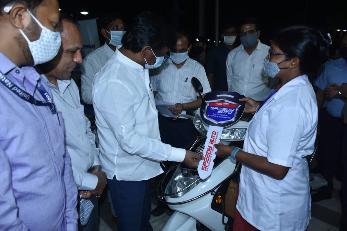 UNDP_India's tweet photo. Green mobility 🛵 for greener Jharkhand!
@JharkhandCMO @HemantSorenJMM distributed 10 electric bikes to frontline workers in #Ranchi.
This initiative is part of the Resilience Building of Communities around Airports by @AAI_Official, @DC_Ranchi & @UNDP 🇮🇳.
#ClimateAction https://t.co/TMUQzFtkJB