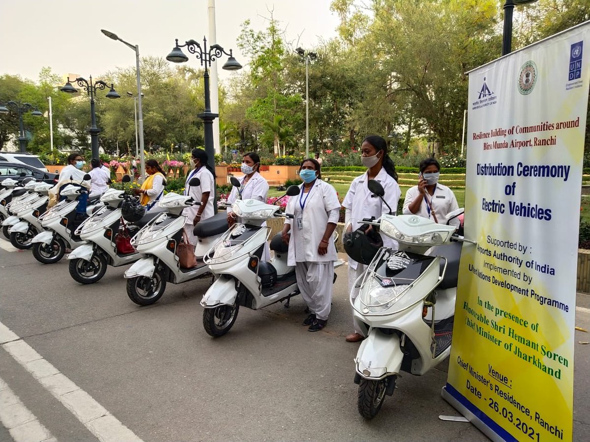 UNDP_India's tweet photo. Green mobility 🛵 for greener Jharkhand!
@JharkhandCMO @HemantSorenJMM distributed 10 electric bikes to frontline workers in #Ranchi.
This initiative is part of the Resilience Building of Communities around Airports by @AAI_Official, @DC_Ranchi & @UNDP 🇮🇳.
#ClimateAction https://t.co/TMUQzFtkJB
