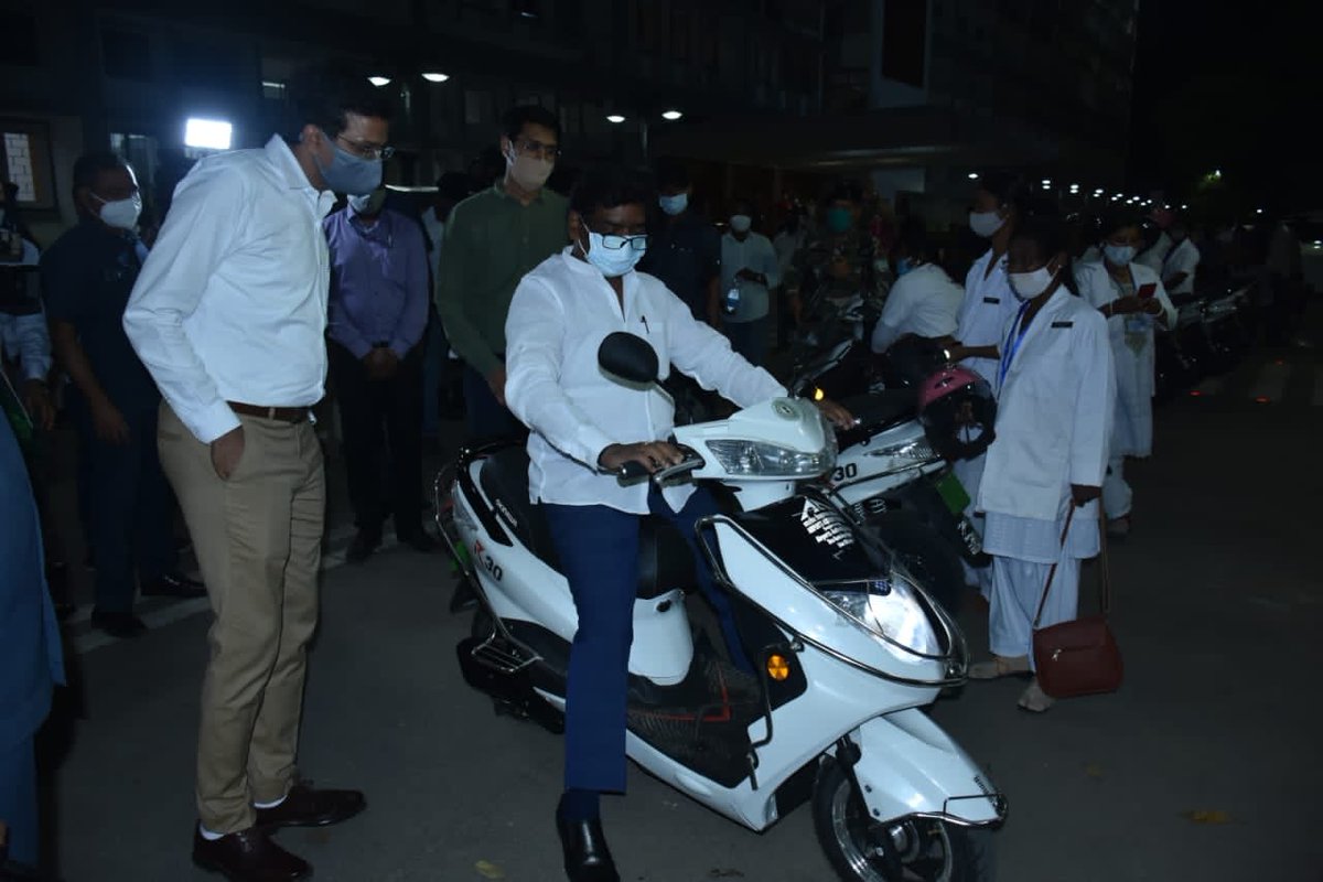 UNDP_India's tweet photo. Green mobility 🛵 for greener Jharkhand!
@JharkhandCMO @HemantSorenJMM distributed 10 electric bikes to frontline workers in #Ranchi.
This initiative is part of the Resilience Building of Communities around Airports by @AAI_Official, @DC_Ranchi & @UNDP 🇮🇳.
#ClimateAction https://t.co/TMUQzFtkJB