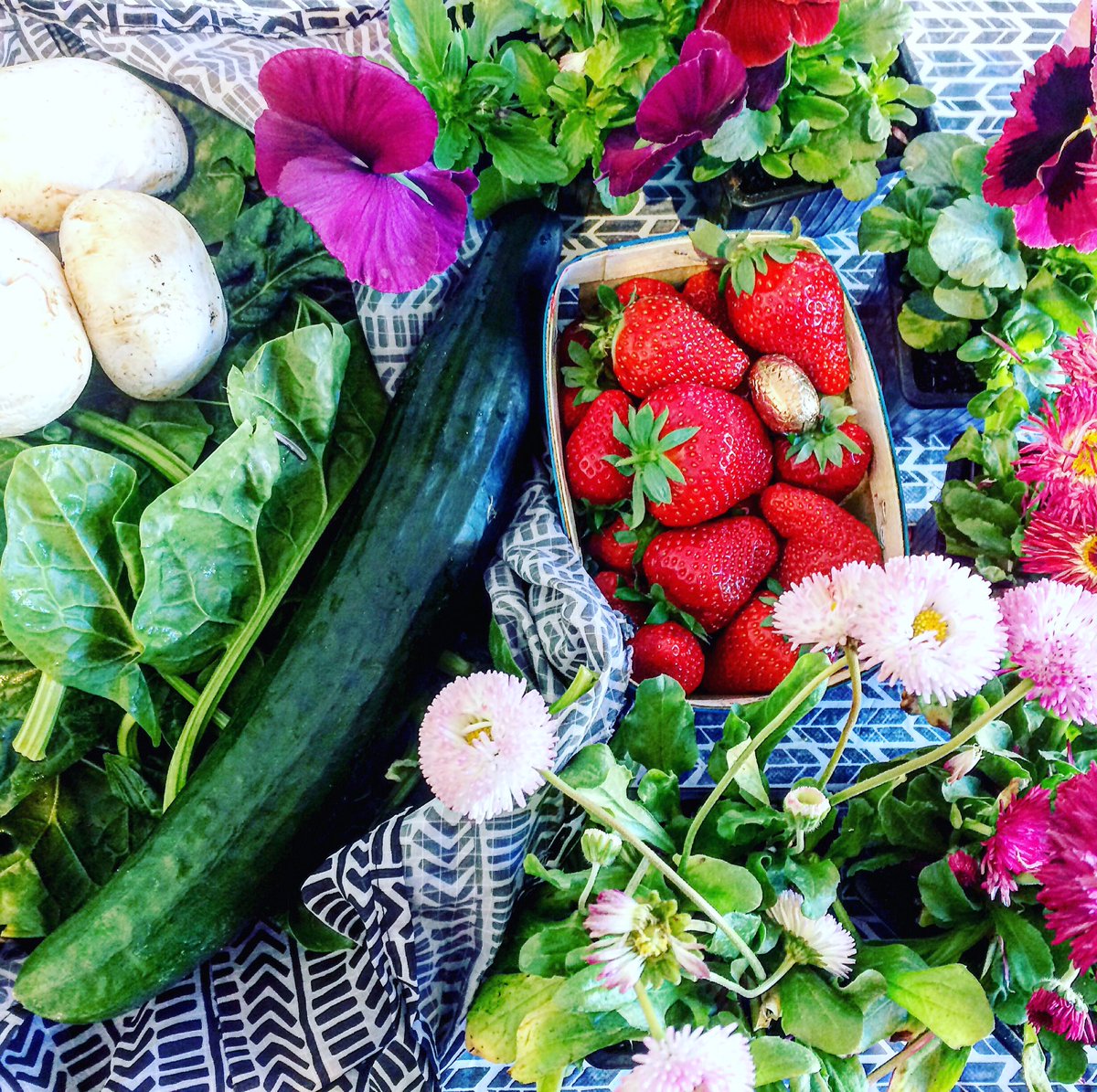 Spring at the #market. How can you resist fresh strawberries from #carpentras that come with a chocolate egg. #buylocal #apt #france