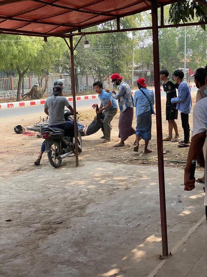 ThetPhoo13's tweet photo. Dr. Phyo Thet Wai from University of Medicine(Mandalay) died by getting shot at his neck in Wundwin. Rest in power, Hero!! Many precious lives are fallen by the inhuman military terrorists.
ANTIFASCIST REVOLUTION
#AntiFascistRevolution2021
#Mar27Coup
#WhatsHappeningInMyanmar https://t.co/cqKJ2ClG1P