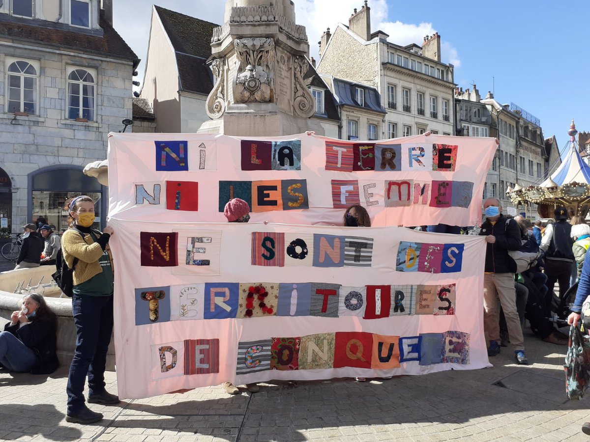 ici_besancon's tweet photo. "Ni la terre ni les femmes ne sont des territoires de conquête", des militantes #ecologistes et #feministes viennent de déployer une banderole sur la place de la #revolution à #Besancon. Elles demandent à la mairie l'abandon du projet d'éco-quartier des #Vaites. https://t.co/tamXLSfQVg