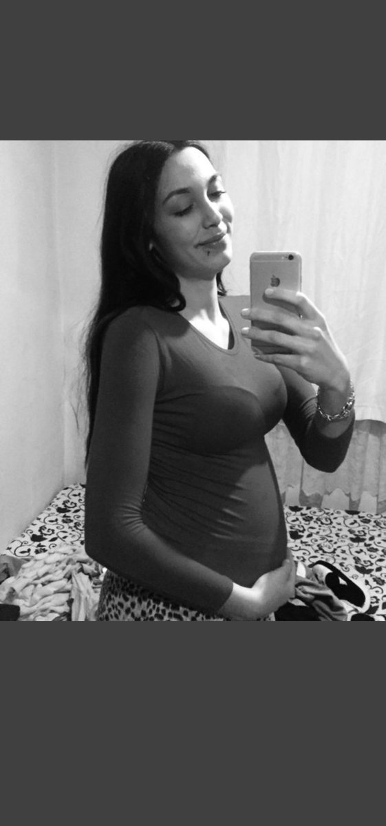 melrenas's tweet photo. Bir gülüşü daha soldurdunuz, bir hayat bir hikaye daha yarım kaldı. Bu güzel insanların çiceklerini kuruttunuz. Sizinde hayatınız kurusun. Gününüz ay masın😥
#SezenÜnlü
#İstanbulSözleşmesiYaşatır. https://t.co/Qkh1eNqrws