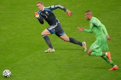 ActuFoot_'s tweet photo. Le jour où Manuel Neuer a affronté l’Algérie en réinventant le goal volant.

Ce soir-là, il a touché 59 ballons dont 21 en dehors de sa surface. 😳 https://t.co/NbfQiJDUFe