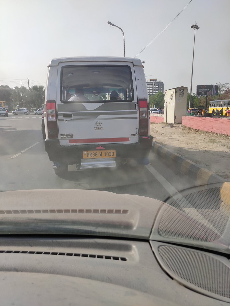 PANKAJPARASHAR_'s tweet photo. ग्रेटर नोएडा में कासना-सूरजपुर रोड पर परी चौक के नजदीक यह कार बेतहाशा रफ्तार के साथ दौड़ रही थी। खुद मुझे गलत साइड से ओवरटेक किया। दुर्घटना होते-होते बची। तेज रफ्तार से चालक कार लेकर भाग गया।
वाहन मानकों से पुराना प्रतीत हो रहा है। @noidatraffic कृपया उचित कार्यवाही करें। https://t.co/fZEOG0x0Wj
