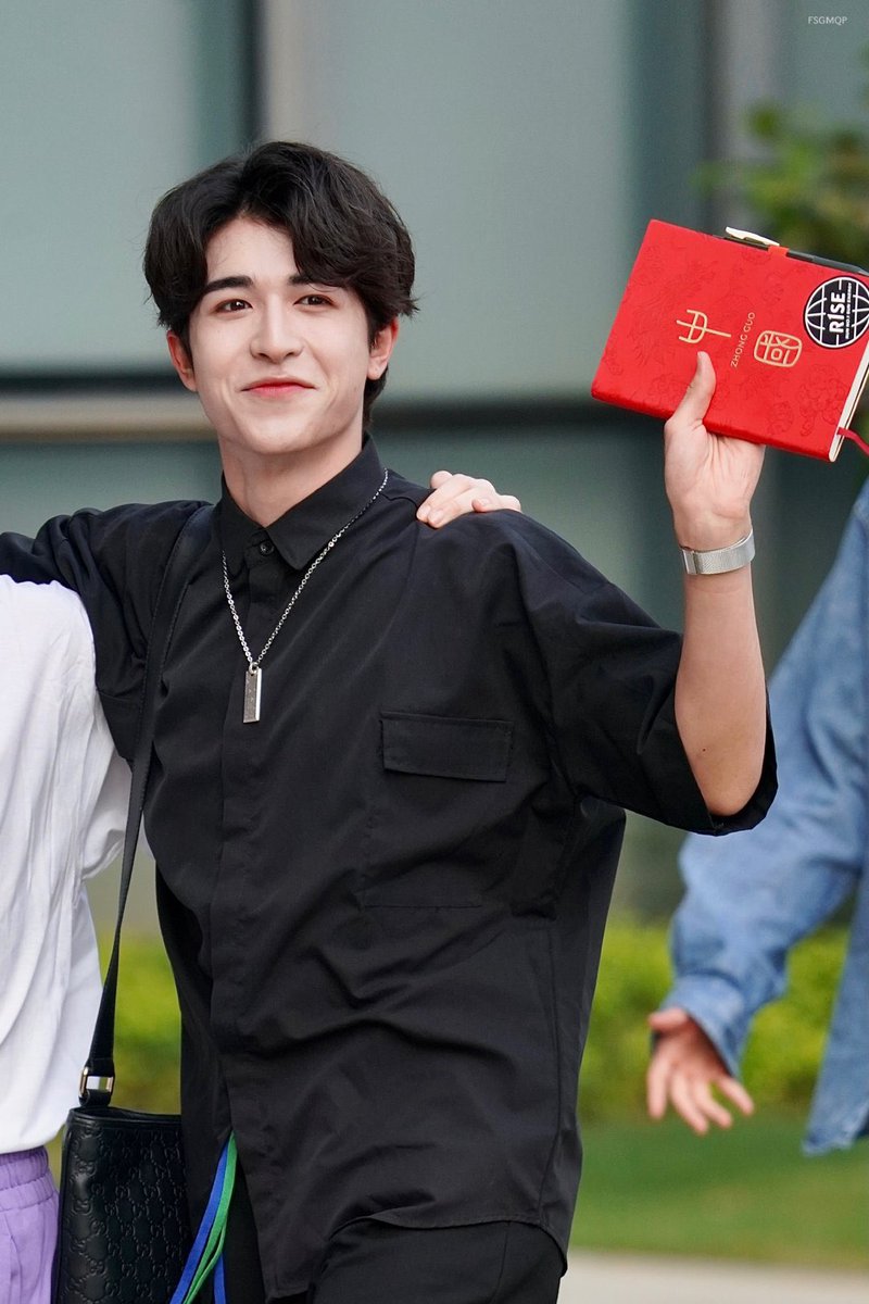 i just realized that patrick has that R1SE sticker on his notebook🥺

cr. 佛手柑煤气瓶

#แพทริค #Patrick #尹浩宇 
#Chuang2021  #创造营2021