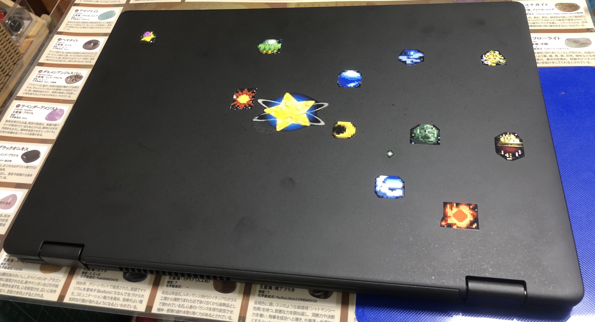 ミルフィ マイノーパソの天板 光に照らすと宇宙っぽかったのでやってしまった 後悔はしていない 左側ガラ空きなのは仕様 銀河に願いを 星のカービィsdx シールプリント T Co O70hnzxejt Twitter