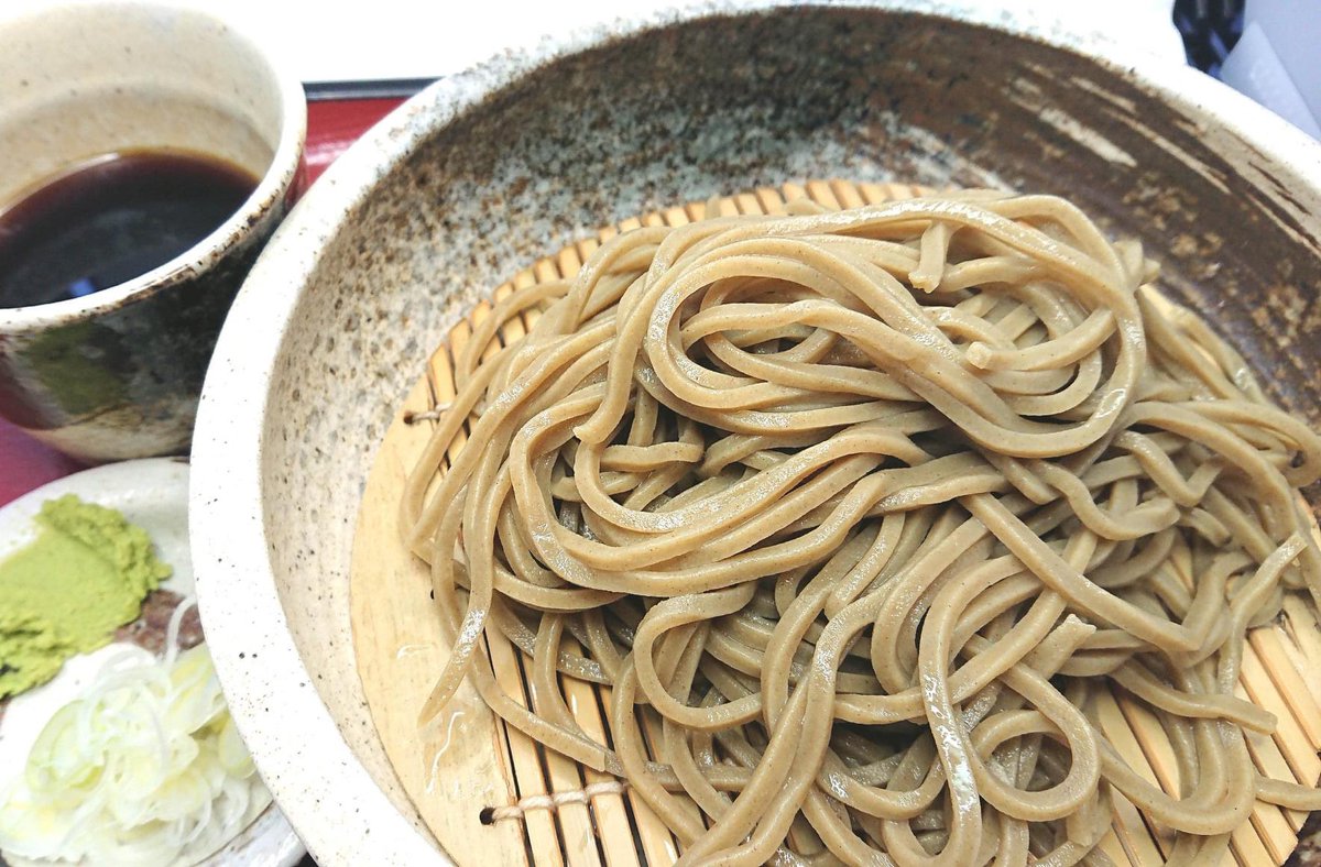 gen_soba's tweet photo. 当店の韃靼(ダッタン)そば

より歯ごたえがあるように少し太めにしています！
ダッタンのそば湯もあります

韃靼そばにはルチン、ビタミンB群が豊富に含まれています。
心臓病予防の効果があるビタミンB1、高血圧や動脈硬化予防の効果があるビタミンB2が、米や小麦の何倍もの量含まれています。 https://t.co/4drXOLu9n8