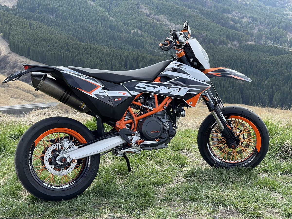 TRD_SR500's tweet photo. バイク初心者だけどKTM 690 SMC R納車!
薬キメた気分にさせられるバイクですね〜
キメたことないけど🙄
#納車
#免許取りたて
#初心者
#KTM
#supermofools
#DWSdecals
#ReadyToRace
#ReadytoBRAAAAP https://t.co/l3R8vLU843