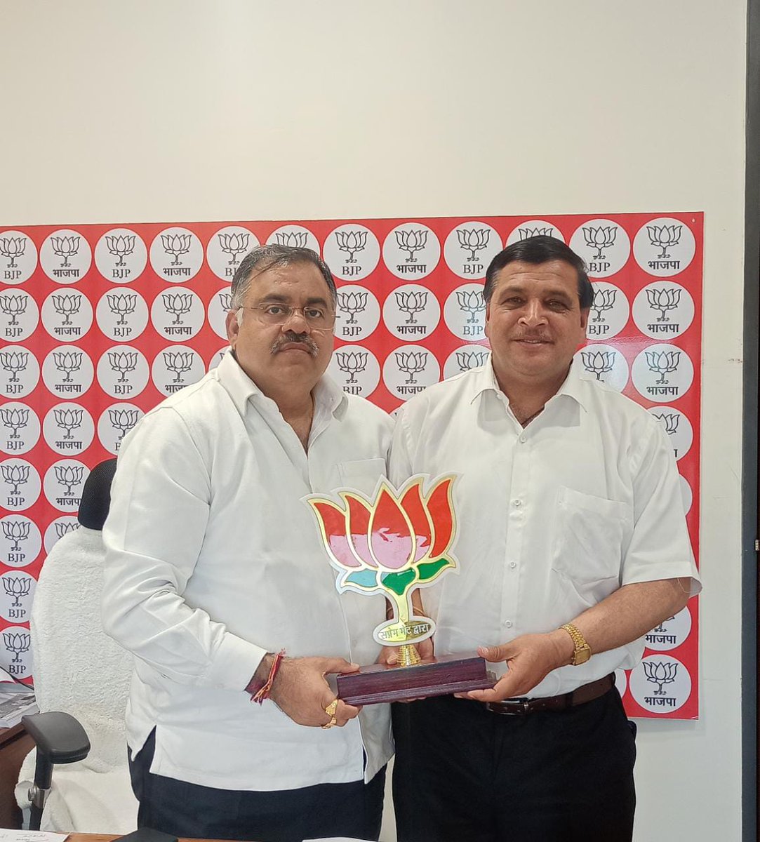 DaleepSinghPar1's tweet photo. Ex. MLA met Sh. Tarun Chuug ji BJP National Gen. Sec. And Parbhari Jammu Kashmir UT in New Delhi.

Ex. MLA Bhaderwah Daleep Singh Parihar met BJP National Gen. Sec. Sh. Tarun Chuug ji in New Delhi and apprised him about the various burning issues related to Bhaderwah constituency https://t.co/dm7b229UPd