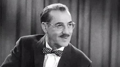 coherence_e's tweet photo. « Je trouve que la télévision est très favorable à la culture. Chaque fois que quelqu'un l'allume chez moi, je vais dans la pièce à côté et je lis. »
Groucho Marx https://t.co/sDdU1TMhBL