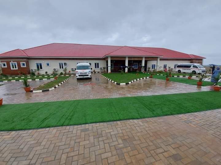 kamenchukso's tweet photo. Attached is the state of the art hospital built n Nnewi in just three months for Anambra South .Another is coming up in Onitsha to complement the Awka and Nnewi hospitals. @Dr_IfeanyiUbah is indeed a rare breed . This is pure capacity on display. https://t.co/5YNdhQzkXg