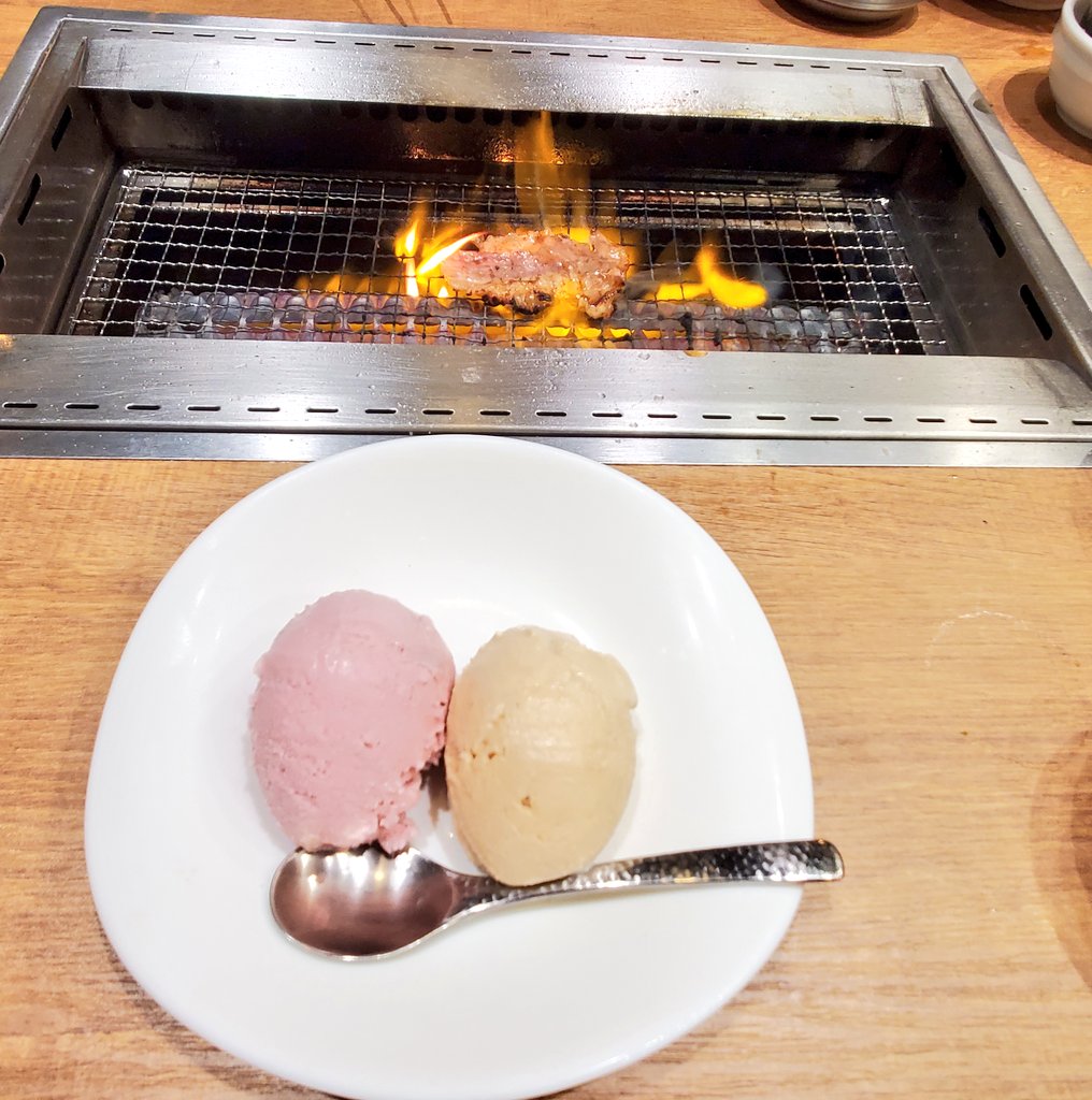 kumaannan's tweet photo. プレミアムカルビ行ってきたんお腹いっぱい〜😆
桜餅ジェラートお餅入ってて美味しかったよ💕🌸 https://t.co/P0bFJvpdRb