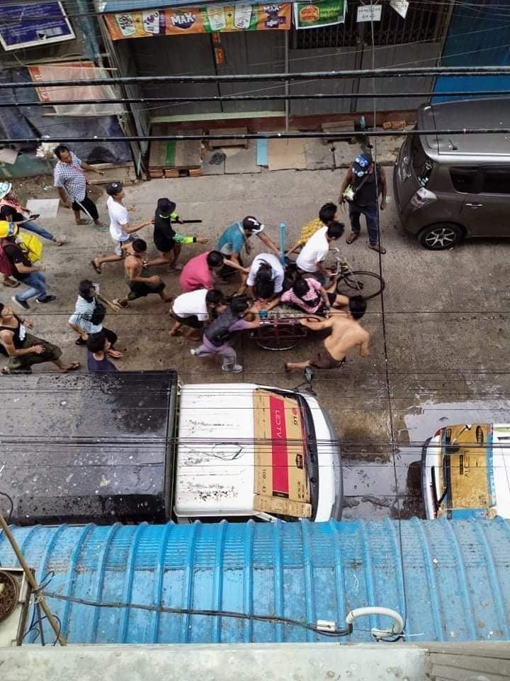Byun_Sori6104's tweet photo. Tw // ⚠️ graphic content // death 

Reportedly : one civilian got shot with live bullet and passed away in Than Street, Hlaing !! The piece of his lungs was left on the road 💔

#WhatsHappeningInMyanmar 
#Mar27Coup https://t.co/sLJElECfUy