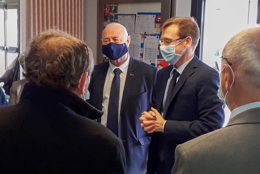 Prefet14's tweet photo. "Il n'y a pas de jours fériés et pas de week-ends dans cette bataille."
Au centre de #vaccination de Thaon, Philippe COURT, préfet du #Calvados, salue l'engagement des élus, des professionnels de santé liberaux, des bénévoles mobilisés pour assurer la prise en charge de nos aînés https://t.co/qWhD2LNQt8