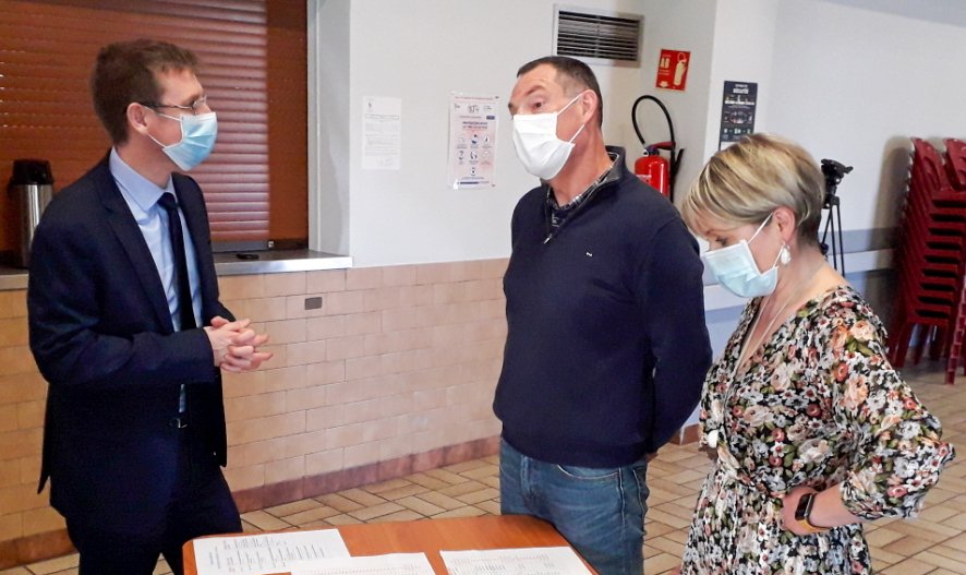 Prefet14's tweet photo. "Il n'y a pas de jours fériés et pas de week-ends dans cette bataille."
Au centre de #vaccination de Thaon, Philippe COURT, préfet du #Calvados, salue l'engagement des élus, des professionnels de santé liberaux, des bénévoles mobilisés pour assurer la prise en charge de nos aînés https://t.co/qWhD2LNQt8
